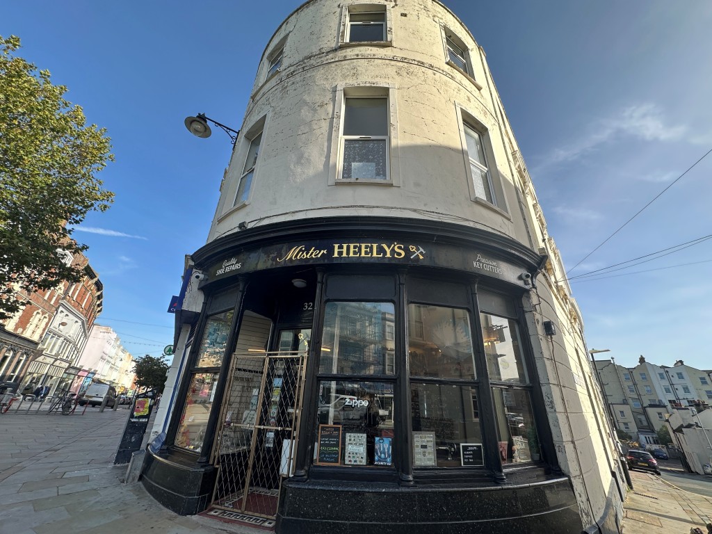 Lot: 66 - FREEHOLD MIXED USE INVESTMENT - External of Mister Heelys